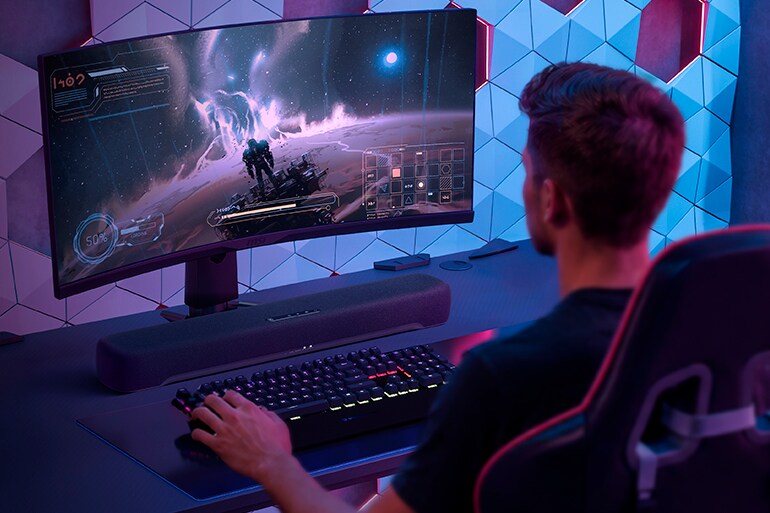 Person using a B200A with a gaming monitor