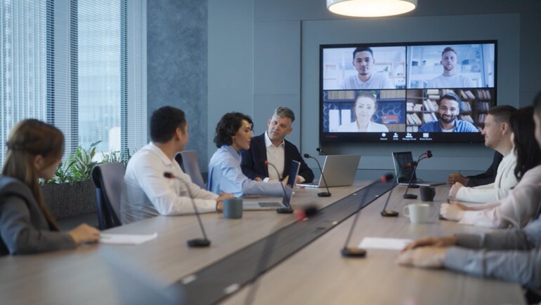 Conference Style – Wireless Microphone: Cable-free setup for a clean, refined room design