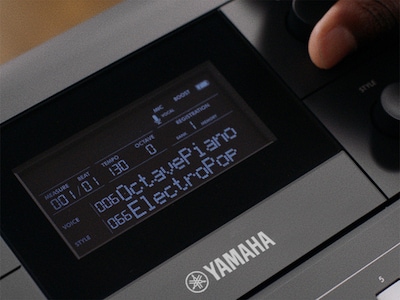 PSR-E483 Feature image of centre screen